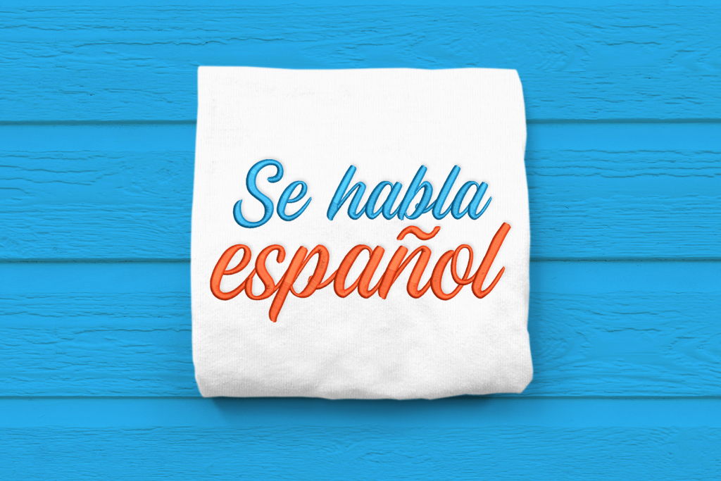 Se habla español" text on white cloth, blue background